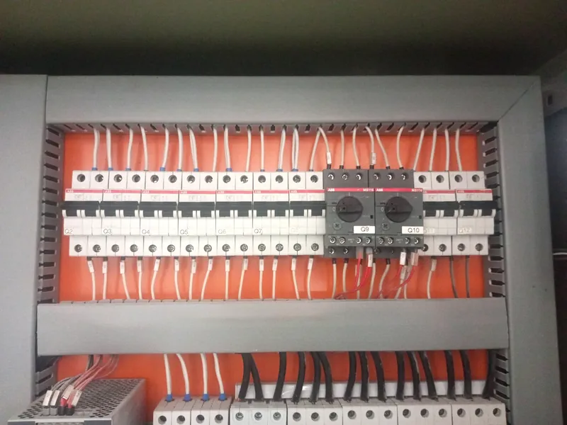 Quadro de distribuição montado e identificado